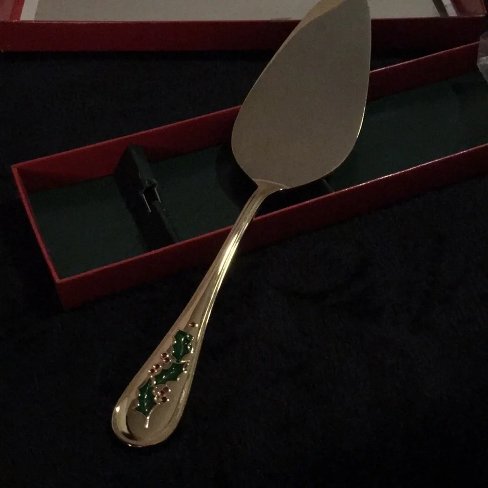 Retroneu Holiday gold tone with holly berries pastry server NWT